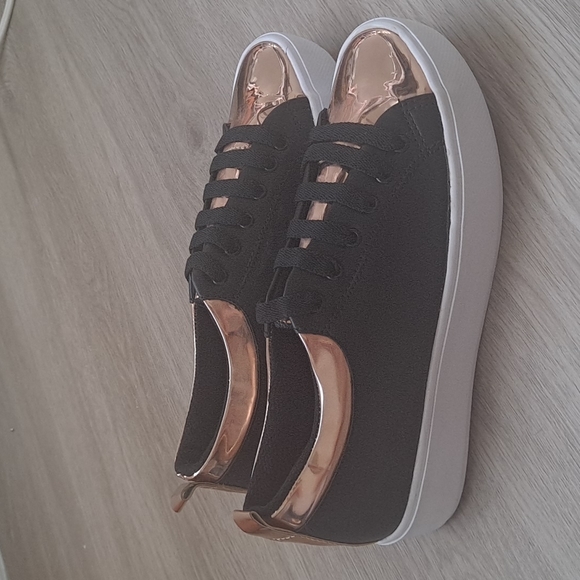 Sneakers - Picture 4 of 4